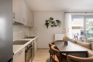 Coffee/tea maker, fridge, oven, stovetop