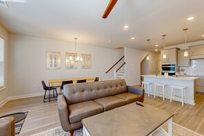 TV, books - Townhome with pool, patio, on-site golf, & games - hot tub access (North Myrtle Beach)