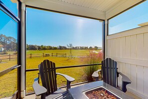 Outdoor dining - Townhome with pool, patio, on-site golf, & games - hot tub access (North Myrtle Beach)