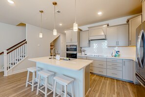 Fridge, microwave, oven, stovetop - Townhome with pool, patio, on-site golf, & games - hot tub access (North Myrtle Beach)