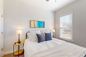 4 bedrooms, iron/ironing board, internet, bed sheets - Townhome with pool, patio, on-site golf, & games - hot tub access (North Myrtle Beach)