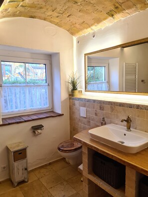 Bruser, hårtørrer, håndklæder, Toiletpapir