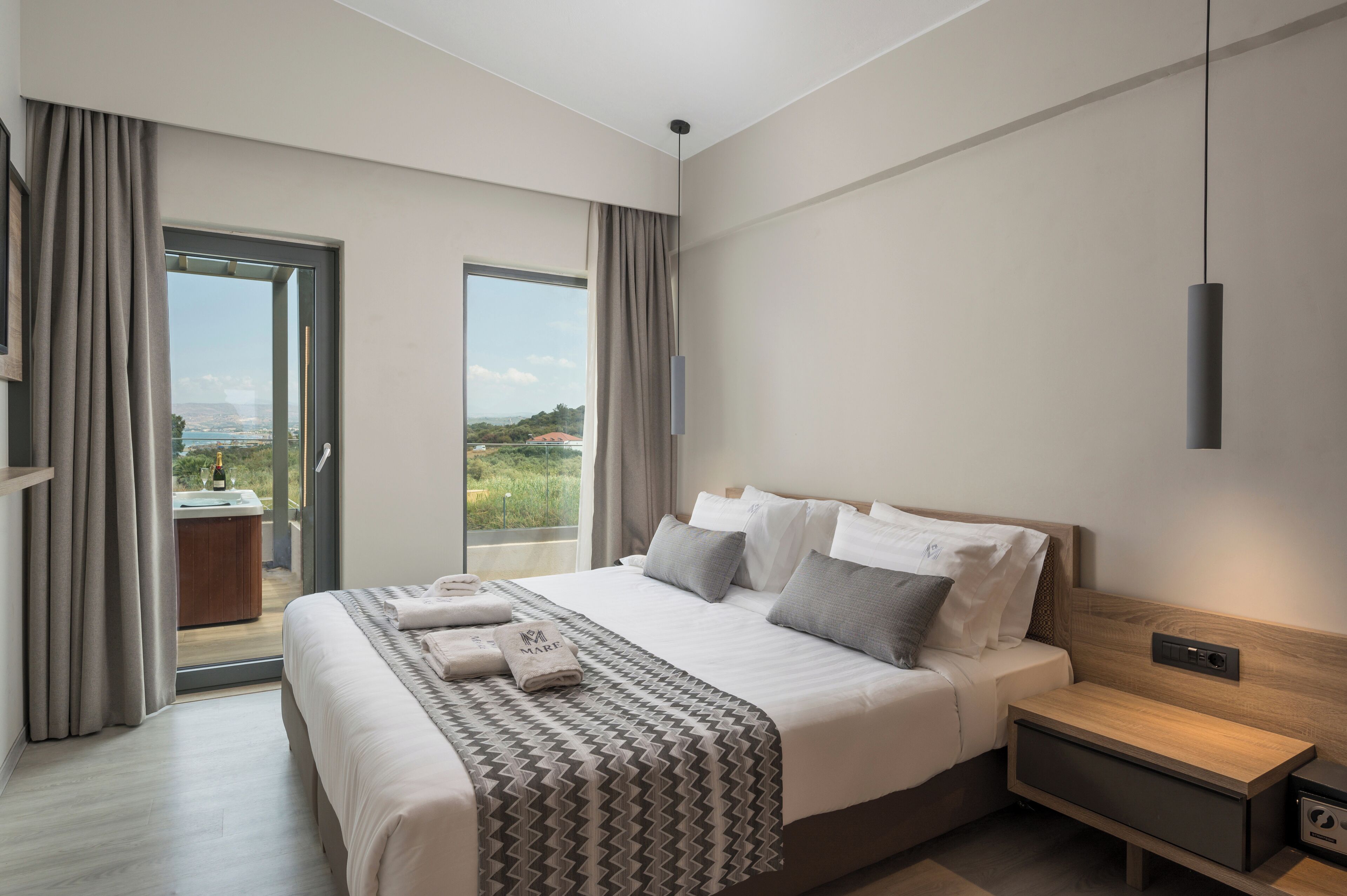 Suite with Jacuzzi | Hypo-allergenic bedding, in-room safe, iron/ironing board