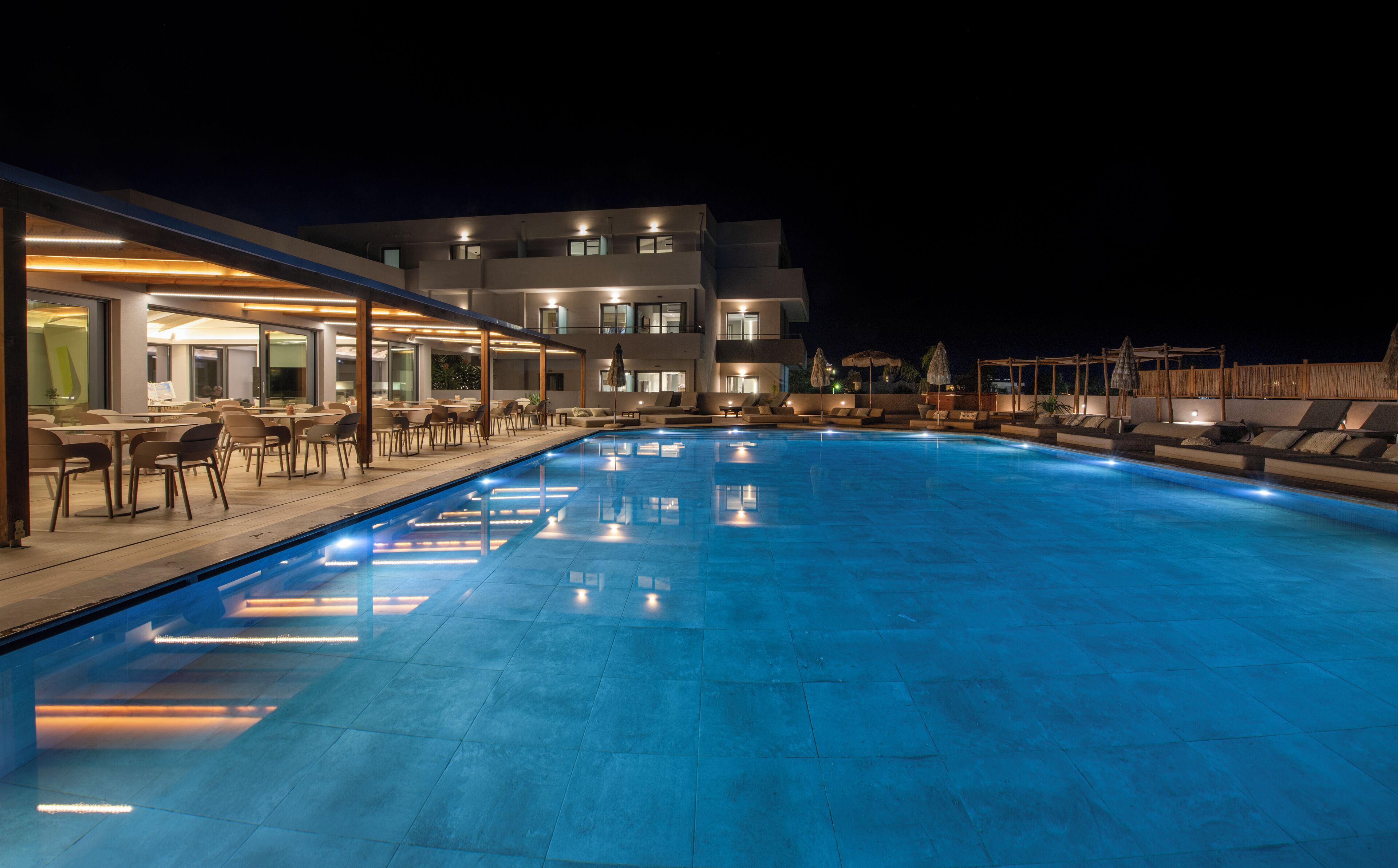 Seasonal outdoor pool, pool umbrellas, sun loungers