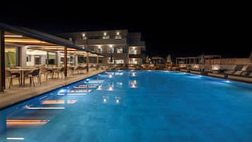 Seasonal outdoor pool, pool umbrellas, sun loungers