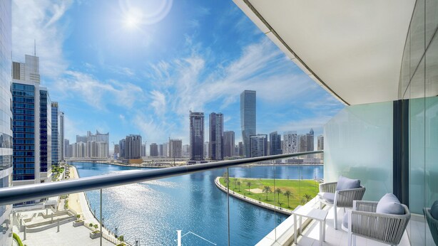 Un edificio alto con vistas a un horizonte urbano y un río.