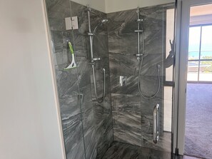 Shower, hair dryer, towels, soap - Views on Stratford  (Cable Bay)