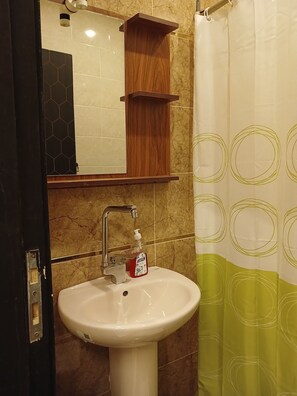 Shower, hair dryer, slippers, towels - Karma pyramids view inn  (Giza)