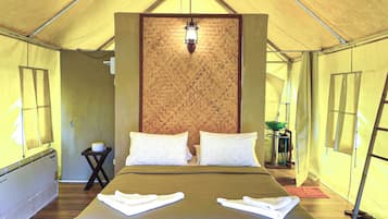 Premier Tent | Desk, free WiFi