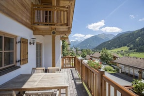 Balcony - Spacious Detached Chalet in Holiday Village (Wald im Pinzgau)