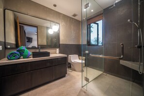Luksus-villa - 4 soveværelser - udsigt til have | Badeværelse | Bruser, gratis toiletartikler, hårtørrer, håndklæder