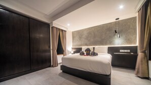 A modern bedroom with a large bed, dark wardrobe, and a minimalist design. - Luxury 4 Bedroom Bella Vista Villa (Ungasan)