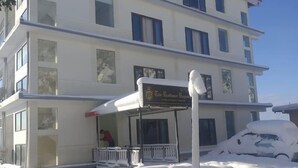 Ένα πολυώροφο ξενοδοχείο με μια επιγραφή που έγραφε: «The Radiance Regency».
