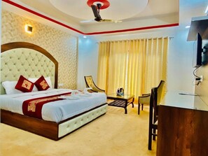 Escritorio y espacio para trabajar con laptop