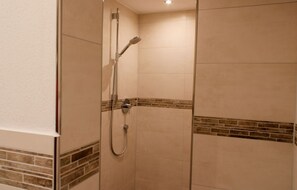 Dusj, hårføner og håndklær