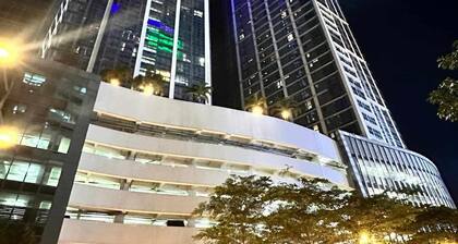 Eastwood Lux Home Away From Home (> 6 month stays, pet friendly, amazing pools)