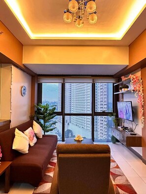 TV - Eastwood Lux Home Away From Home (> 6 month stays, pet friendly, amazing pools) (Quezon City)