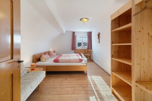 2 bedrooms, free WiFi, bed sheets - Holiday Home 'Hofgut Dürrenbühl' with Wi-Fi (Grafenhausen)