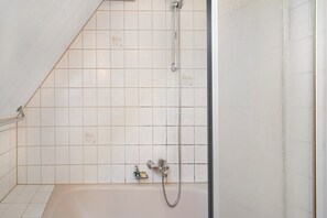 Shower, hair dryer, towels - Holiday Home 'Hofgut Dürrenbühl' with Wi-Fi (Grafenhausen)