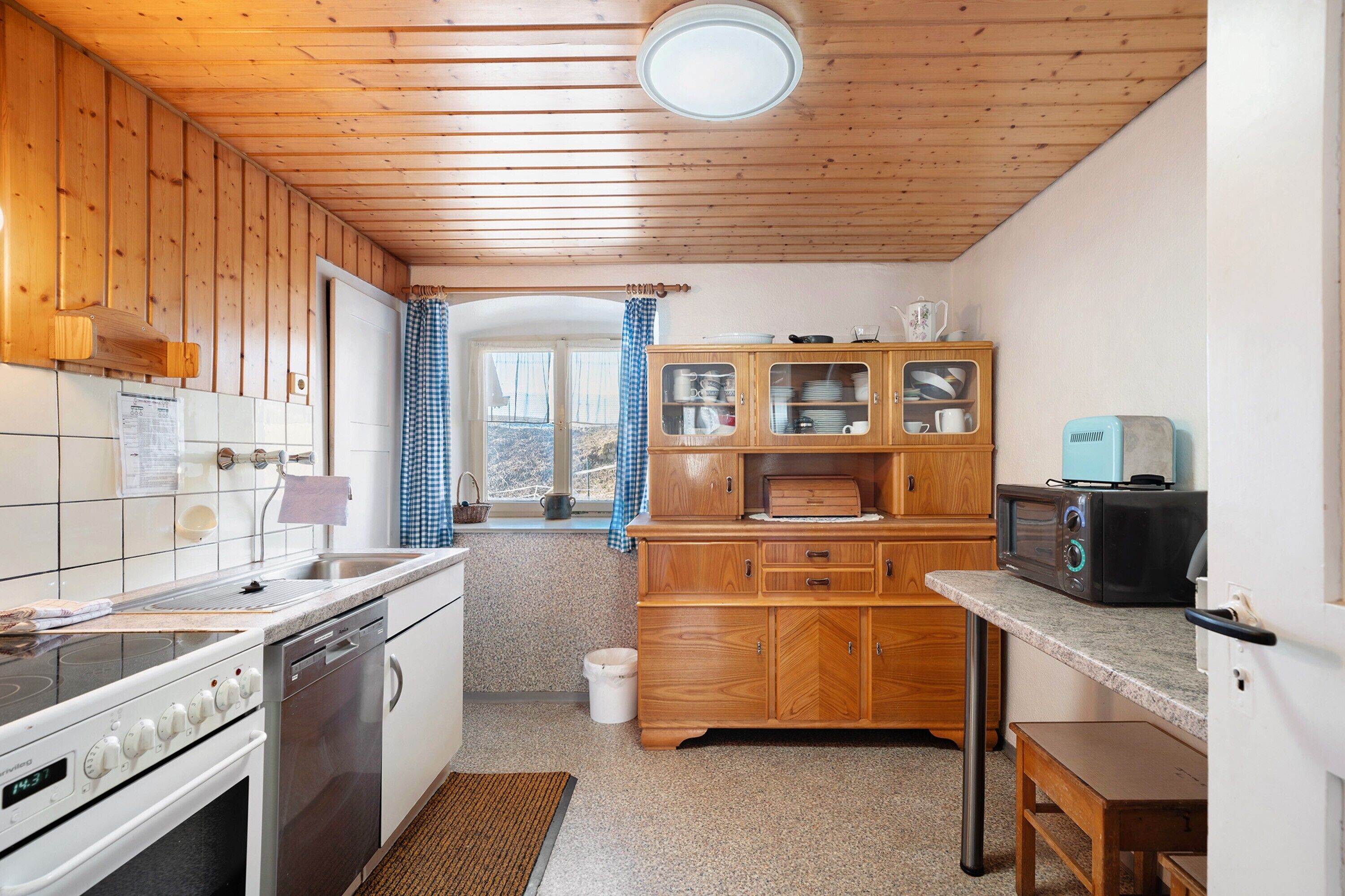 Kylskåp, mikrovågsugn, ugn och spishäll