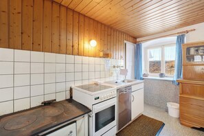 Fridge, microwave, oven, stovetop - Holiday Home 'Hofgut Dürrenbühl' with Wi-Fi (Grafenhausen)