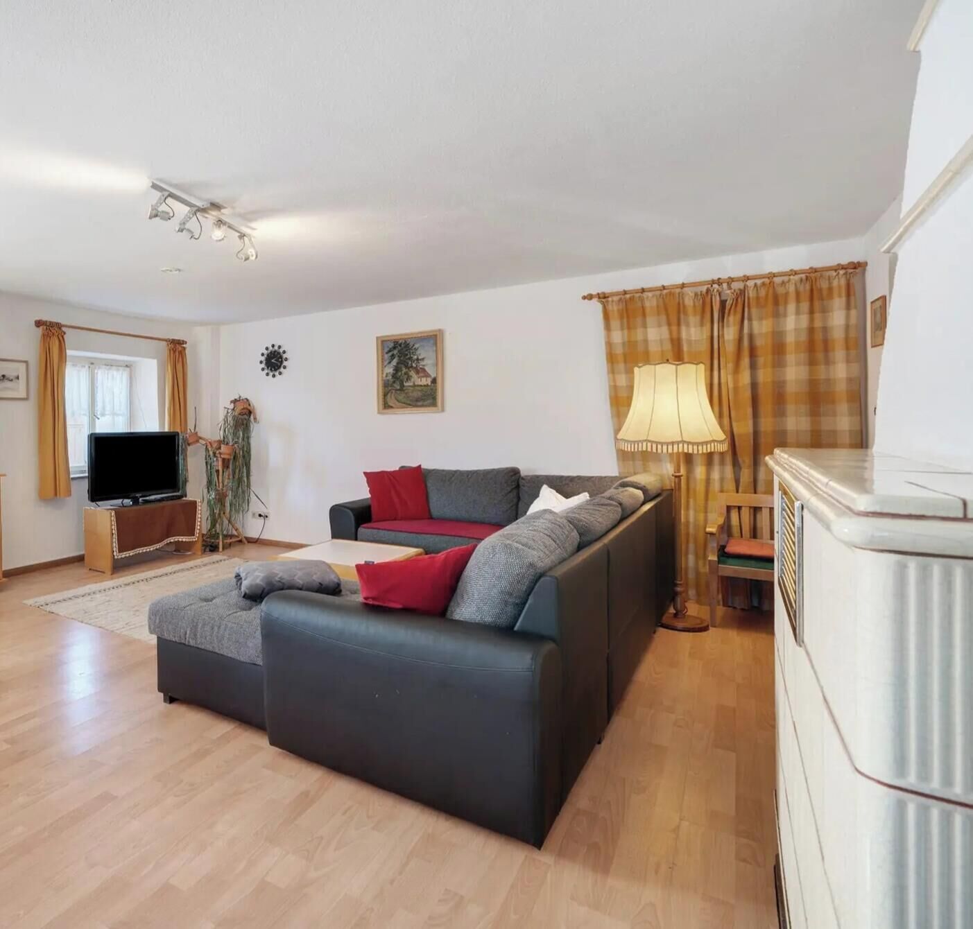 Una televisión, un reproductor de DVD