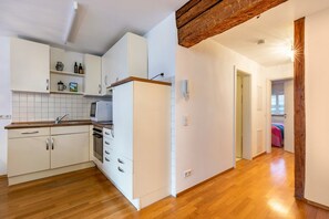 Een koelkast, een oven, een kookplaat, een vaatwasser