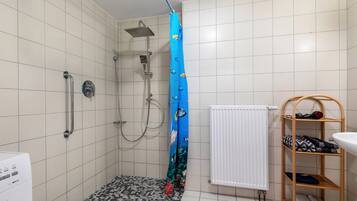 Ducha, artículos de higiene personal gratuitos y secador de pelo