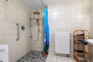 Dusche, kostenlose Toilettenartikel, Haartrockner, Handtücher