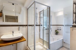 Regadera, secadora de cabello, toallas 