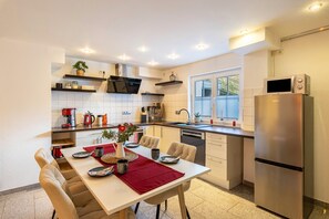 Frigorífico, microondas, horno y placa de cocina