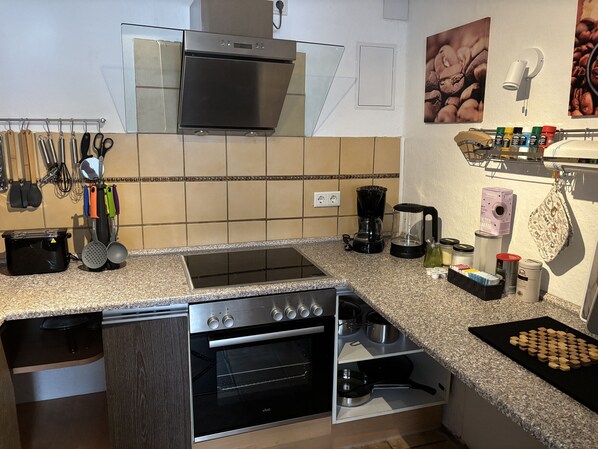 Fridge, microwave, oven, stovetop - Apartment 'Ferienwohnung Kopf' with Wi-Fi (Witzenhausen)