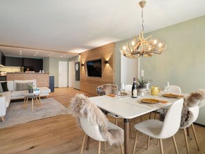 TV - Beautiful apartment for 4 guests with WIFI, TV and terrace (Davos)