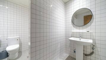 Familien-Zweibettzimmer (Ondol) | Badezimmer | Haartrockner, Handtücher, Seife, Shampoo