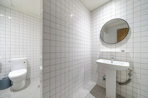 Kamar Twin Keluarga (Ondol) | Kamar mandi | Pengering rambut, handuk, sabun, dan sampo
