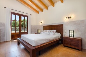 3 habitaciones y tabla de planchar con plancha 