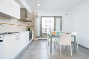 Fridge, microwave, oven, stovetop - Castello Platja - Apartment In Can Picafort (Can Picafort, Illes Balears)