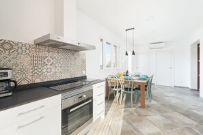 Fridge, microwave, oven, stovetop - Can Jaume Fuster - Villa With Private Pool (Búger, Illes Balears)