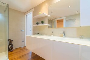 Shower, bidet - Llevant - Apartment In Portocolom. Free Wifi (Portocolom, Illes Balears)