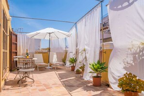 Outdoor dining - Miraclet - Adults Only - House In Palma. Free Wifi (Palma De Mallorca, Illes Balears)