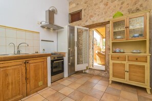 Refrigerador, microondas, horno y cafetera y tetera 