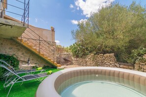 Tina de hidromasaje al aire libre