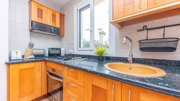 Coffee/tea maker, fridge, microwave, oven