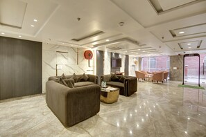 Lobby sitting area - Hotel Kaca Inn (New Delhi)