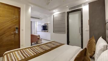 Kaca Luxury Suite With City View | Egyptian cotton sheets, premium bedding, pillowtop beds, free minibar