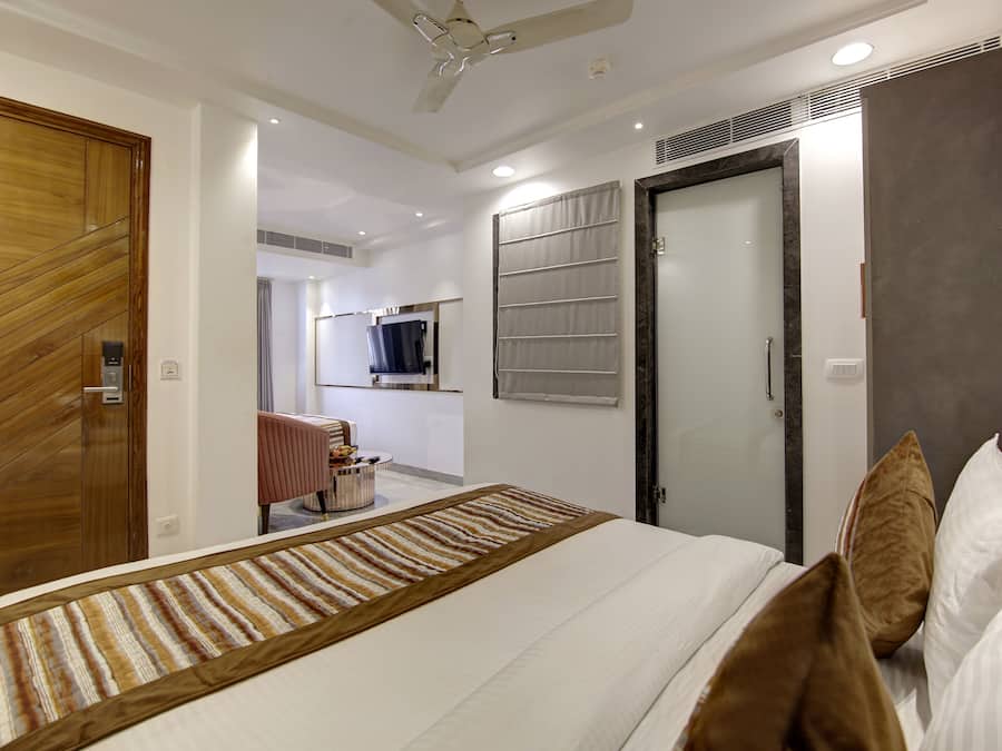 Kaca Luxury Suite With City View | Egyptian cotton sheets, premium bedding, pillowtop beds, free minibar