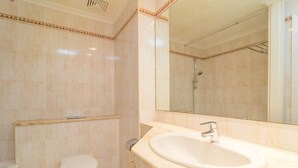 A bathroom with a toilet, sink, and shower. - Massanet (1b) - Apartment In Canyamel. Free Wifi (Canyamel, Illes Balears)