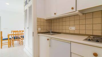 Een koelkast, een magnetron, een kookplaat