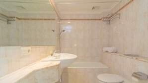 A bathroom with a sink, toilet, and bathtub. - Massanet (1c) - Apartment In Canyamel. Free Wifi (Canyamel, Illes Balears)
