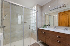 Shower, bidet - Villa Teulera - Villa With Private Pool. Free Wifi (Palma De Mallorca, Illes Balears)